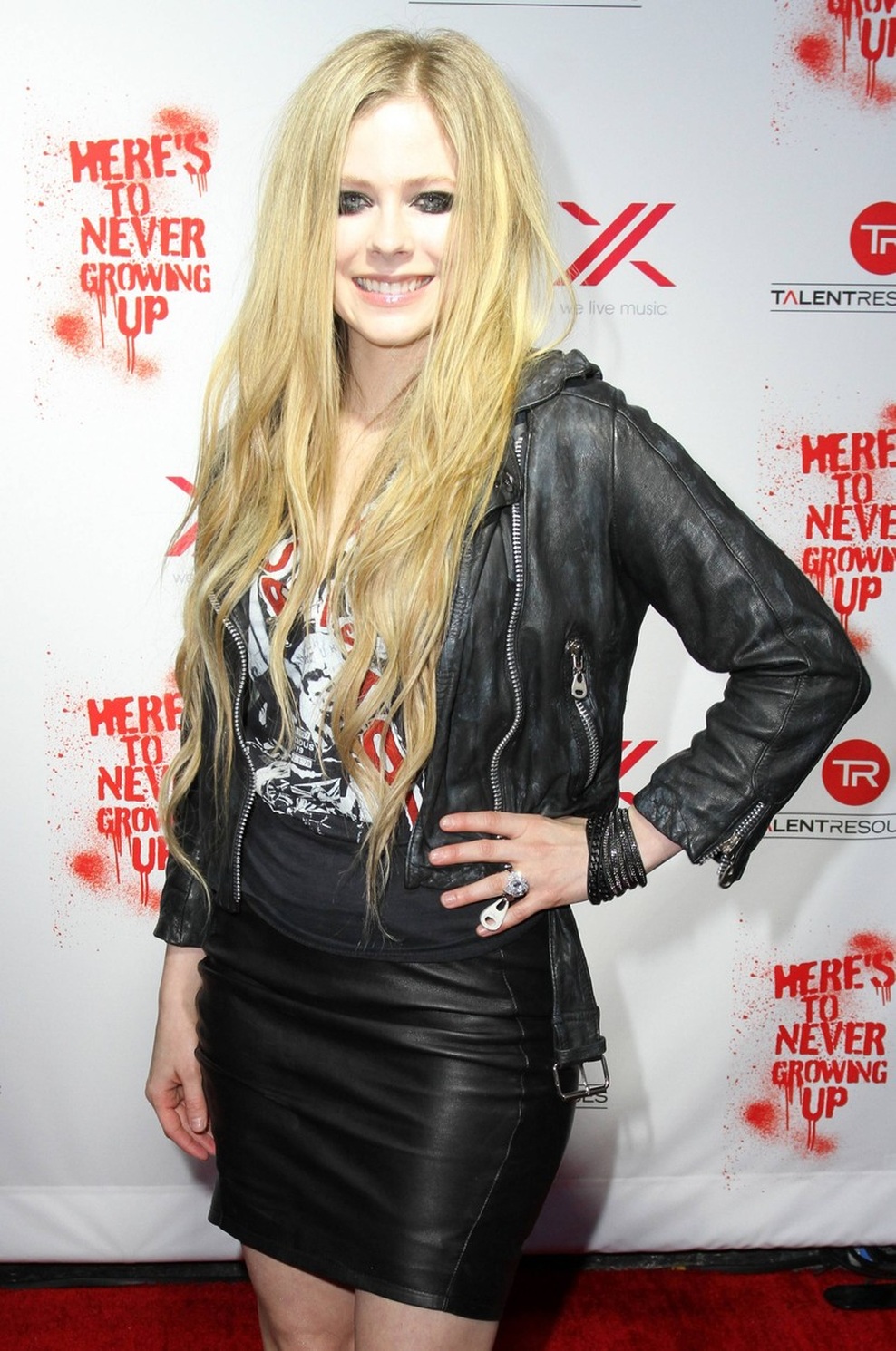 Še ena zvezdnica, ki je prejela velik zaročni prstan, a se je opekla z zakonom je pevka Avril Lavinge. 