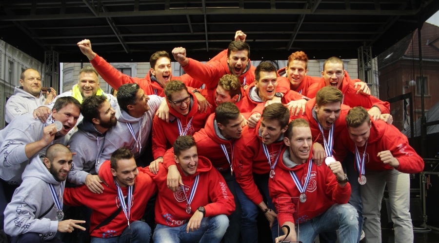 Množica navijačev se je odbojkarjem zahvalila za uspeh še na Kongresnem trgu (foto: Goran Antley)