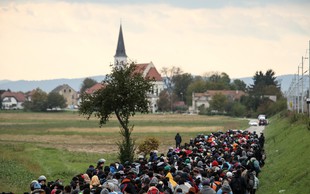 Rdeči križ Slovenije poleg hrane, oblačil in odej tisočem nudil prvo pomoč, združil štirideset družin