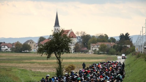 Rdeči križ Slovenije poleg hrane, oblačil in odej tisočem nudil prvo pomoč, združil štirideset družin
