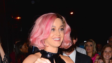 Najbolj trendi barva las ta hip je roza!