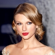 Pevka Taylor Swift dobila tožbo proti moškemu, ki jo je prijel za zadnjico