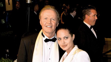 Angelina Jolie z očetom končno zakopala bojno sekiro