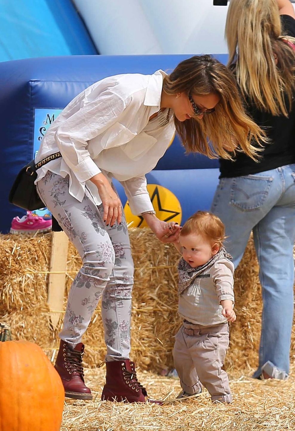 Na lep jesenski dan sta bučo iskala tudi David in Victoria Beckham s starejšima sinovoma. 