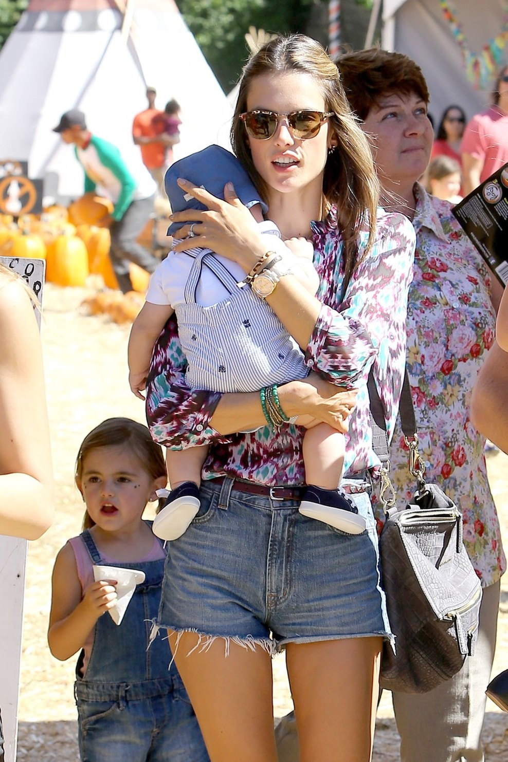 Na lep jesenski dan sta bučo iskala tudi David in Victoria Beckham s starejšima sinovoma. 