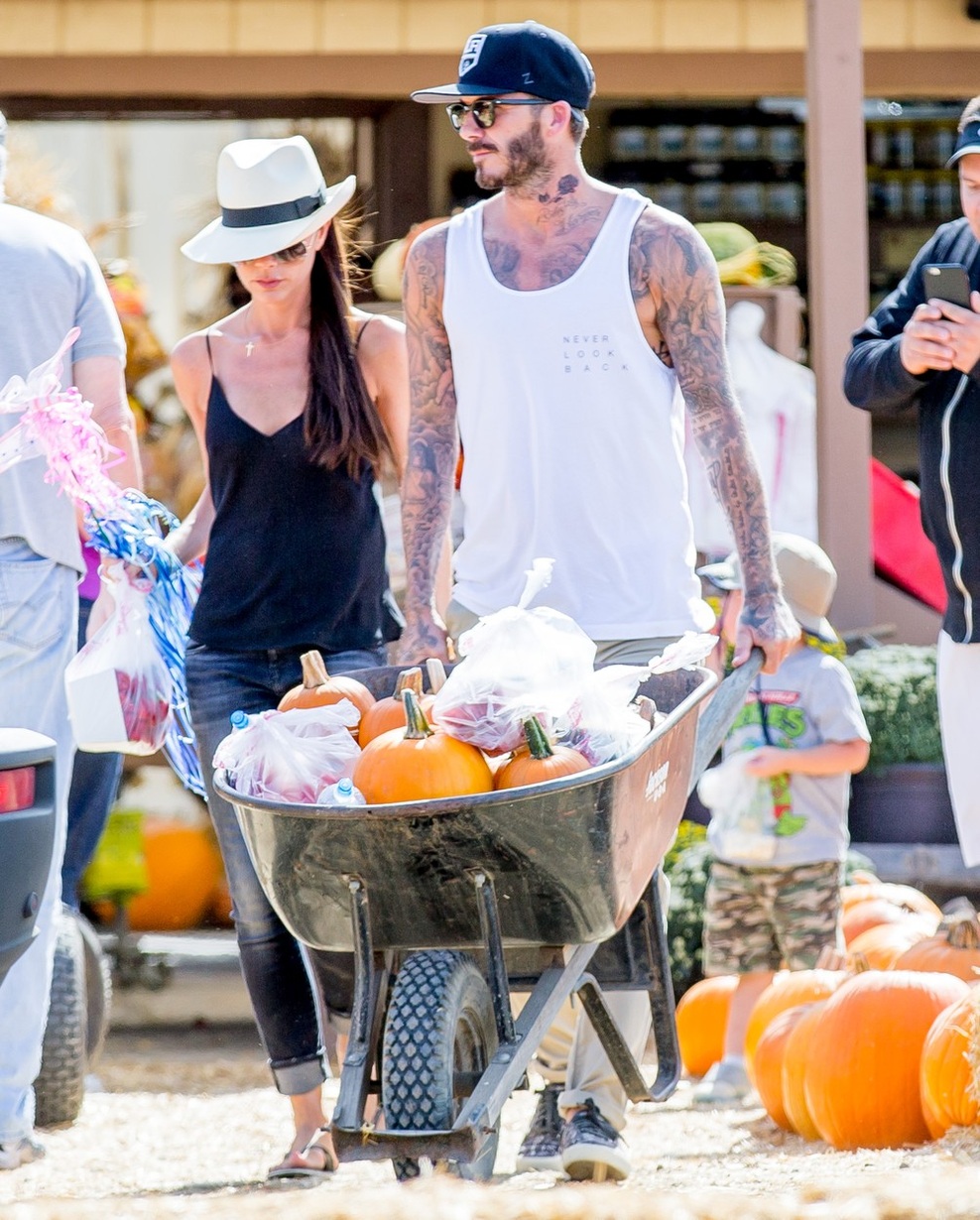 Na lep jesenski dan sta bučo iskala tudi David in Victoria Beckham s starejšima sinovoma. 