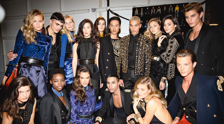 Večer je bil tako drzen, kot so bili tudi Rousteingovi modeli: Alessandra Ambrosio, Bella Hadid, Ophelie Guillermand, Olivier Rousteing, Dudley O'Shaughnessy, Constance Jablonski, Gigi Hadid, Kendall Jenner, Benjamin Benedek … (foto: H&M)