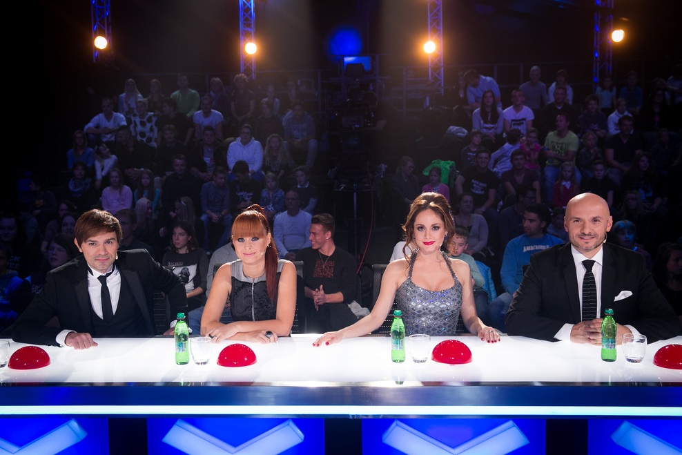 Kot posebna gostja tokratne oddaje je na oder Slovenija ima talent ponovno stopila Lina Kuduzovič. Iz otroške zvezde je medtem zrasla v prikupnega dekliča. Kako hitro teče čas, ha? No, pokazala pa je tudi, da njen talent ostaja še naprej brezčasen.