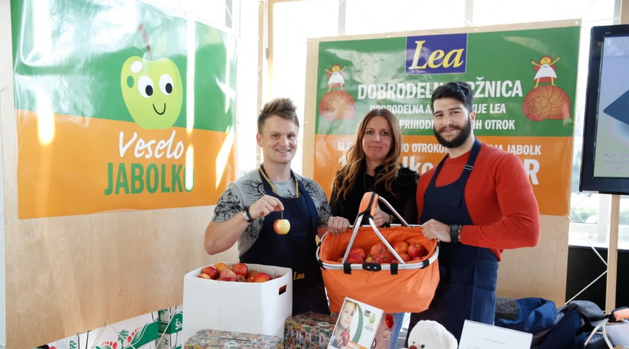 Jabolko po 1 evro za otroke društva Hiša zavetja Palčica! (foto: Helena Kermelj)