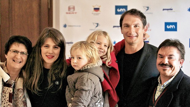 Mitja in Tatjana Butul v družbi vrhunskega športnika Primoža Kozmusa in njegove družine. (foto: osebni arhiv)
