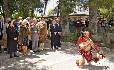 Maorski vojaki pozdravili princa Charlesa in vojvodinjo Camillo