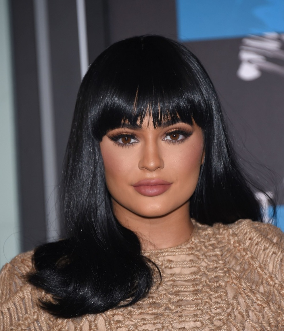 Takšna je Kylie z eno izmed lasulj in profesionalno naličena. 