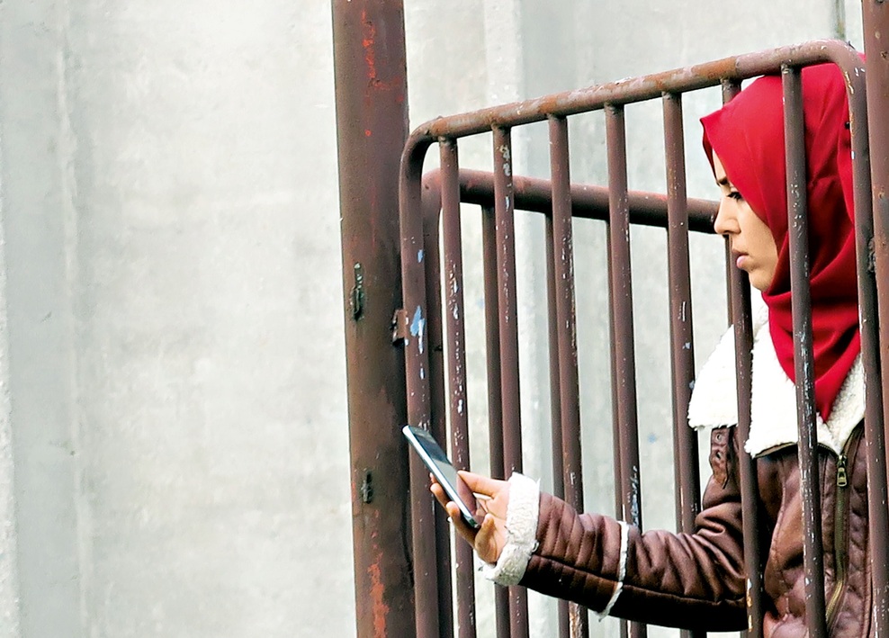 Asma, Sirija  

Sramežljiva, zelo lepa Asma je čez ograjo centra lovila kakšno odprto internetno povezavo. Kljub neprijetnim okoliščinam in ograji med nama je oddajala neko neverjetno dostojanstvo in ponos. Na poti je že štiri tedne, sama: "Grem k sestri, ki že šest let živi v Belgiji. Govorim le malo francosko, a se bom naučila. Zdaj sem res že utrujena, a vsaj spala sem na toplem in nisem lačna. Na Hrvaškem so nas pustili čakati 11 ur in sploh nismo vedeli, kaj nameravajo z nami. V Siriji smo prej živeli zelo dobro, zdaj doma nimamo nič več. Ni več našega mesta." 