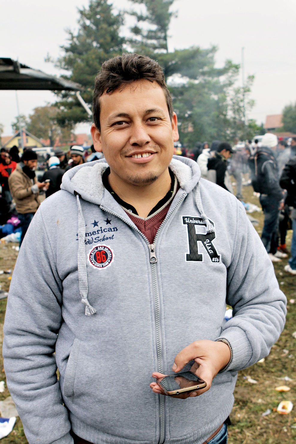 Sam, Afganstan  

"Moje ime je prezapleteno, napišite, da sem Sam," se je smejal visok, močan Afganistanec, ki je skupaj s svojo ženo in dvema otrokoma na poti že skoraj mesec dni: "Po izobrazbi sem računalniški programer in vsi, ki jih srečam po poti, pravijo, da imam dobro izobrazbo, da bom našel službo v Evropi. Potujemo na Švedsko, tam si želim z družino ustvariti nov dom. S policistom sem se pogovarjal, zakaj ne ostanem v Sloveniji, a je rekel, da je to majhna država z manj možnosti." Sam pravi, da je že zelo utrujen: "Zdaj sem res že utrujen in popolnoma neprespan, a v Sloveniji ste nas lepo sprejeli. Vesel sem, da otroci spijo na toplem, imajo za jesti in piti. Otroci te poti niti ne občutijo tako hudo, pazimo, da jim je toplo in jih veliko stiskamo v objem."