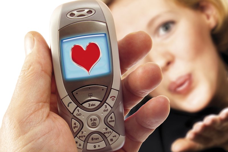 Kdaj je pravi čas za SMS z ljubezenskim sporočilom? (foto: profimedia)