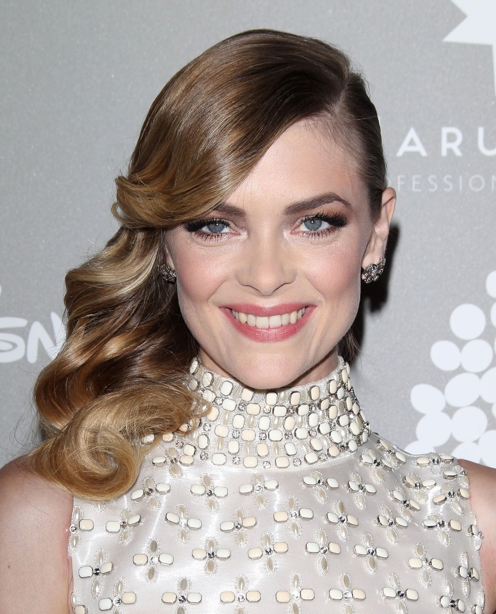 Ameriška igralka in model Jamie King je blestela z gladko urejenimi, valovitimi kodri, spetimi na eni strani. Tu boš potrebovala pomoč figara. 