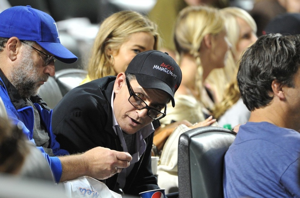 Charlie Sheen je bil prisiljen priznati, da je okužen s HIV. Zadnja štiri leta so ga neznani posamezniki izsiljevali in za svoj molk zahtevali milijone.
