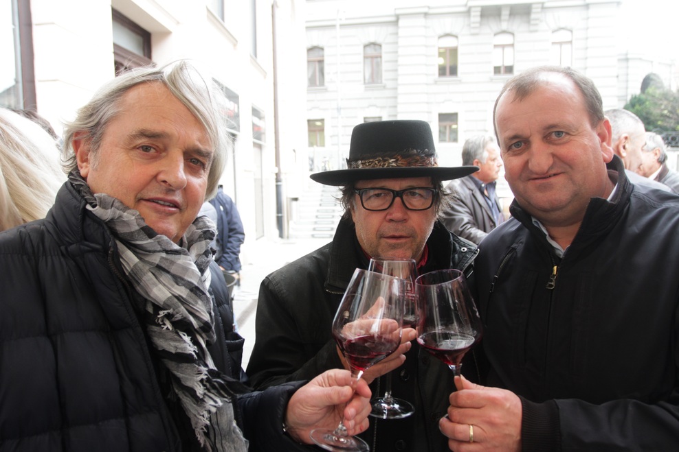 Peter Lovšin pri sodčku mladega vina
