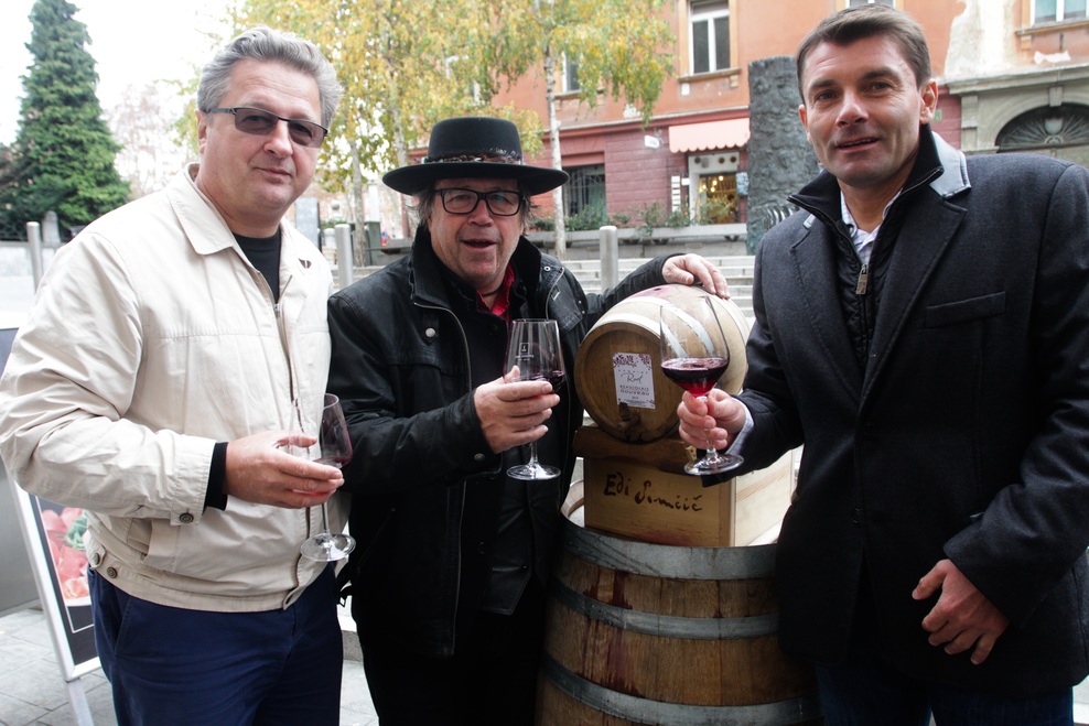 Peter Lovšin pri sodčku mladega vina