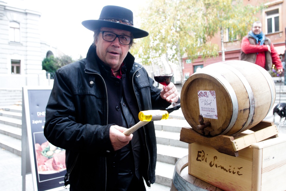 Peter Lovšin pri sodčku mladega vina
