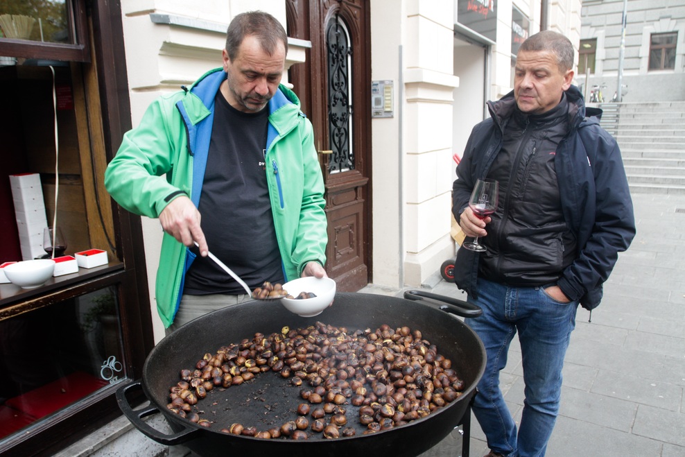 Peter Lovšin pri sodčku mladega vina
