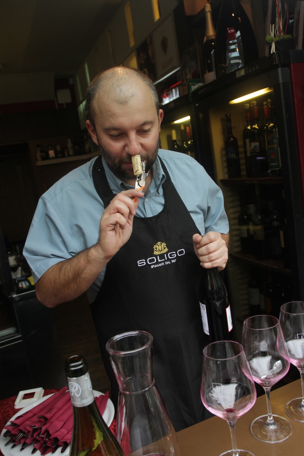 Peter Lovšin pri sodčku mladega vina
