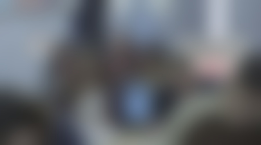 Srednješolci se osredotočajo na današnjo generacijo mladostnikov  ki je venomer zazrta v zaslone mobilnih telefonov in računalnikov