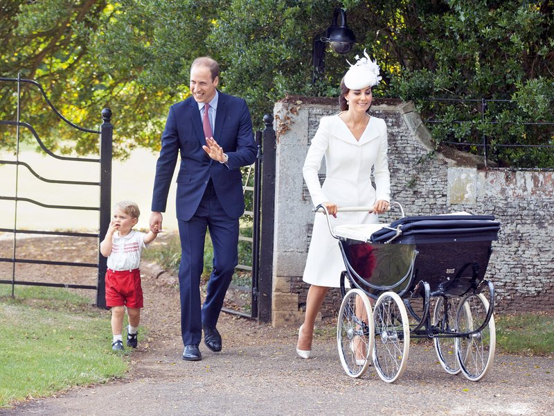 Princ William, vojvodinja Kate in princ George peljejo princesko Charlotte h krstu. (foto: Profimedia)