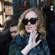 Adele je dovolj sive miške, da je varna pred paparaci