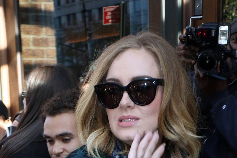 Adele je dovolj sive miške, da je varna pred paparaci (foto: Profimedia)