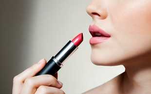 Povprečna ženska v svojem življenju 'poje' približno dva kilograma šminke