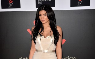 Po rojstvu hčerke Kylie Jenner objavila ganljiv video posnetek