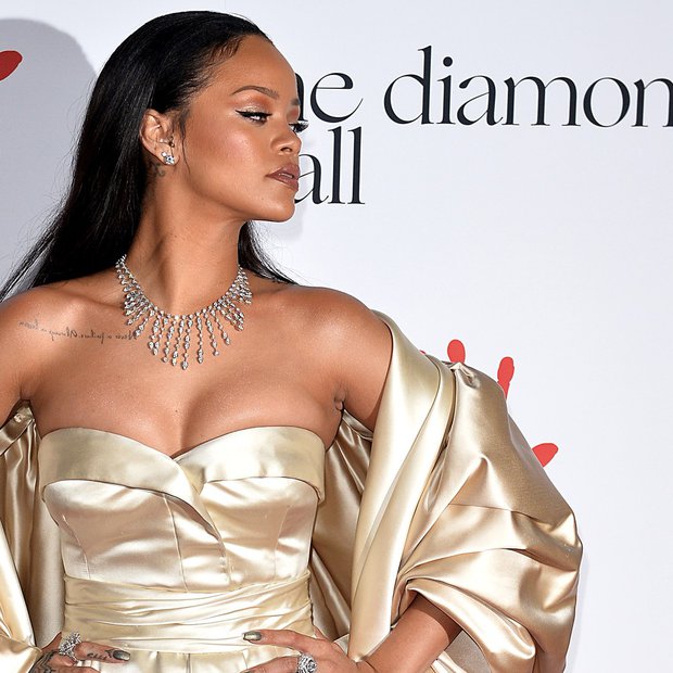 Rihanna osupnila na rdeči preprogi Diamond Balla 2015