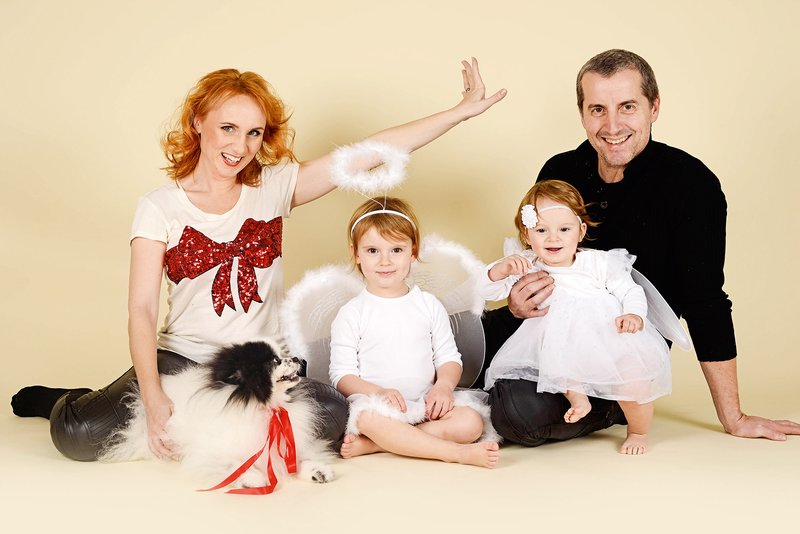 V božično vzdušje je vpeta vsa družina Foturna: mamica Tamara, očka Silvo, Tara Siana in Isabella.
 (foto: Petra Nuzdorfer)