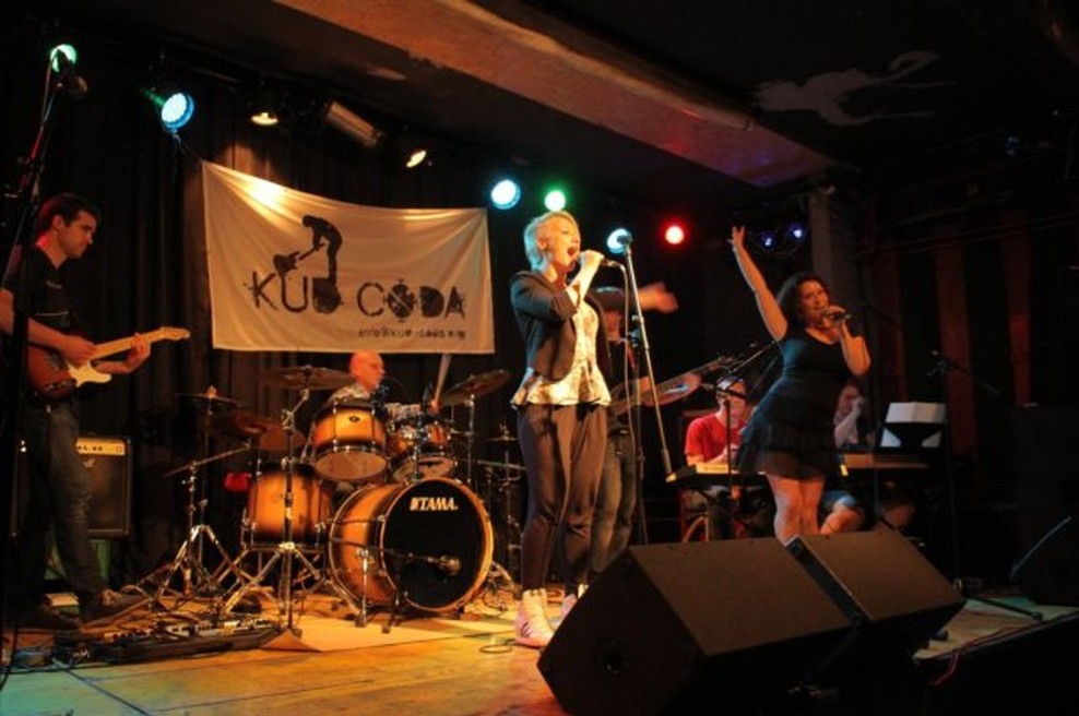 KUD Coda v klubu MC Pekarna z mladimi glasbeniki (foto: http://kud-coda.org)