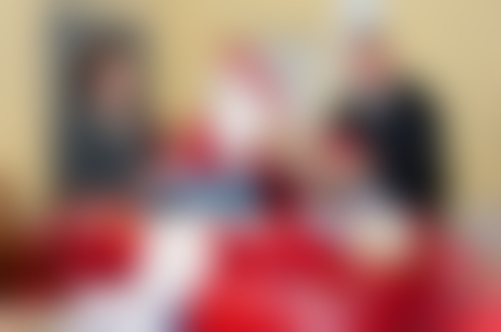 Direktor Cityparka Toni Pugelj je skupaj z božičkom predal 52 daril sekretarki ZPM Ljubljana Moste - Polje Tanji Petek  foto Robert Krumpak