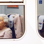 Tako kraljica in njen soprog potujeta v Sandringham. (foto: Profimedia)