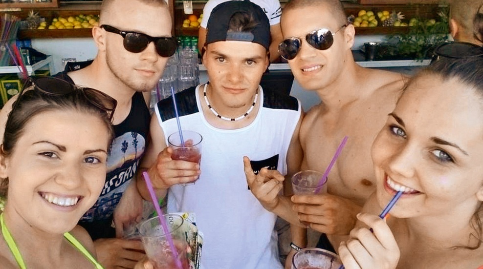 Druščina na zabavo ni čakala do noči, 
saj so si svojo ustvarili že čez dan.