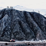 Peugeotov voznik Carlos Sainz se je čez Bolivijo podal s polnim plinom. (foto: Bor Dobrin, Tina Torelli, Red Bull Content Pool, osebni arhiv D. S.)