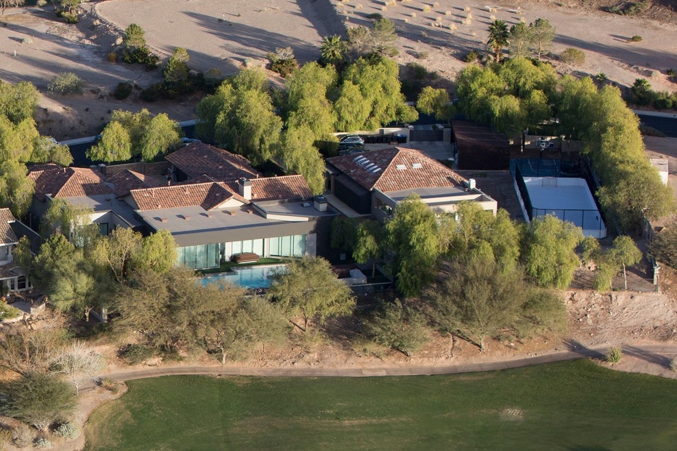 Celine Dion in Rene Angelil sta se spoznala, ko je bilo Celine komaj 12 let, ko je njen brat Reneju poslal Celinin posnetek in jo je Rene želel spoznati. Ker je bila razlika v letih tako velika (kar 26 let) sta svojo ljubezen dolgo skrivala. A Celine se je vanj zaljubila prvi trenutek, ko ga je ugledala, in ravno on je kot glasbeni menedžer iz nje in njenega talenta naredil takšno zgodbo o uspehu. Tega ni nikoli pozabila.