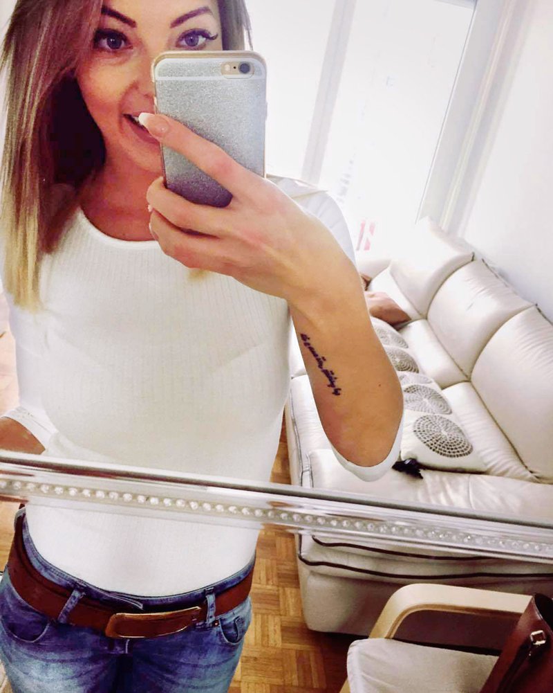 Ksenija je na svojem 
družabnem omrežju delila 
fotografije pred ogledalom 
v novi dnevni sobi. (foto: Primož Predalič, osebni arhiv)