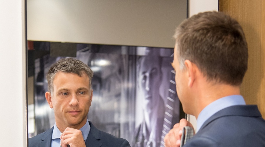 Mitja Terče  direktor ECE  je trgovini iskal primerno kravato. (foto: Robi Krumpak)