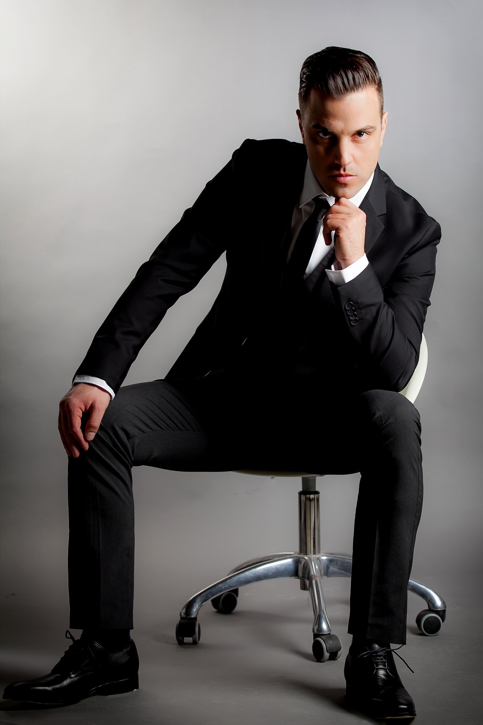 Pevcu odlično pristaja tako eleganten ...
