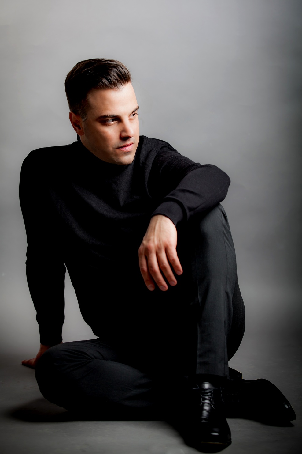 ... kot sproščeni videz s športnimi čevlji. 