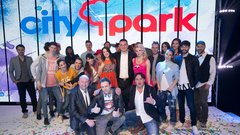 Direktor SES Slovenija Boštjan Brantuša in direktor Cityparka Toni Pugelj v družbi glavnih akterjev in akterk večera.