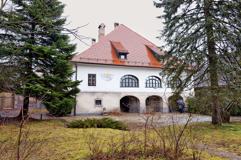 Okolica Lovrenčičeve hiše šteje kar 2.500 kvadratnih metrov in je zdaj, med snemanjem, popolnoma odrezan od zunanjih vplivov. (foto: Primož Predalič, Helena Kermelj)