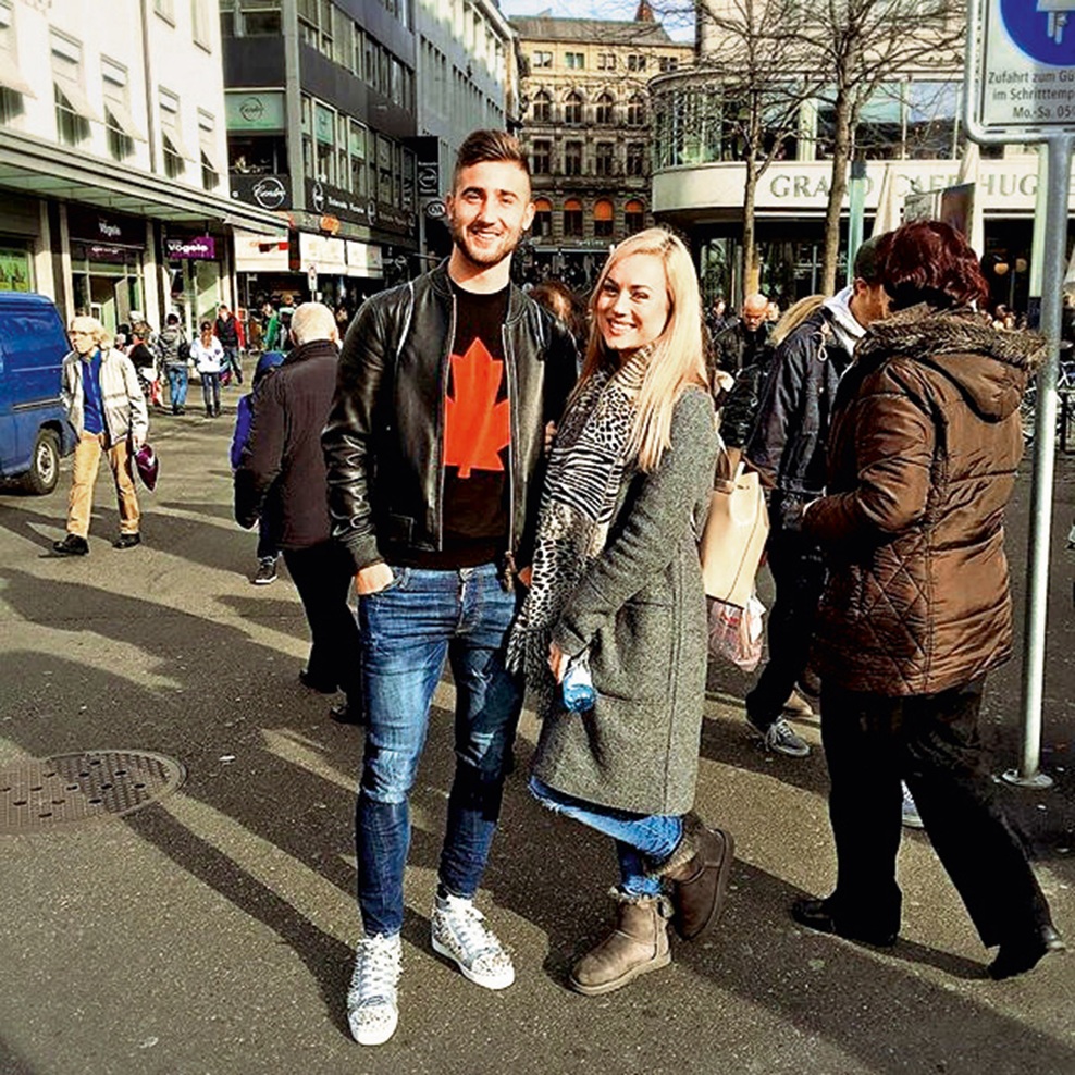 Andraž v
zvezo na
daljavo ne
verjame,
svojo drago
si želi ob
sebi.