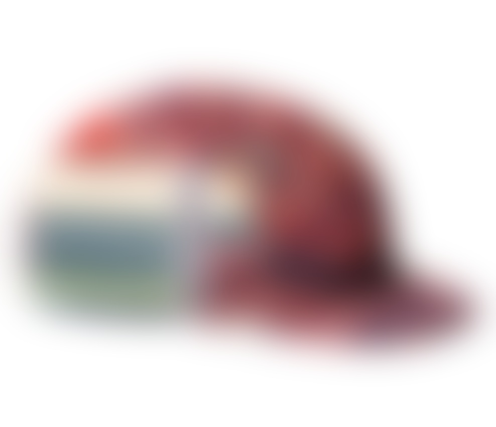 Kapa s ščitkom 
H & M Studio, 
14,99 EUR