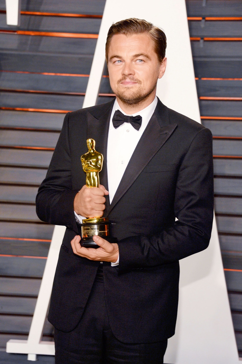 Leonardo DiCaprio: Igralec, ki si je prvega oskarja prislužil z glavno vlogo v biografski pustolovski drami Povratnik, je zaprisežen bojevnik za zaščito okolja in prav tej temi se posveča v svojem aktualnem projektu.
Njegov predstavnik je namreč razkril, da trenutno ustvarja dokumentarni film, ki se vrti okoli narave ter okolja in ki nastaja v sodelovanju z Netflixom, spletnim ponudnikom multimedijskih vsebin: "Film je že skoraj posnet."
Poleg tega bo novopečeni oskarjevec sodeloval v naslednjem filmu Martina Scorseseja z naslovom The Devil in the White City, v katerem bo upodabljal serijskega morilca H. H. Holmesa.