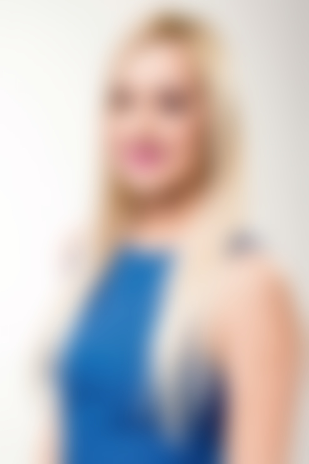 Ani Frece (mačjeljubka)
Ani je prava ljubiteljica hišnih ljubljenčkov in doma imajo kar nekaj živali. Njeno srce je osvojil predvsem maček Tom, ki pa je po njenem mnenju ne mara preveč. “Je zelo resen in ne dovoli, da silim vanj,” nam je povedala akademska glasbenica in priznala, da včasih rada z njim zapleše, sam pa nad njenimi plesnimi koraki ni najbolj navdušen.